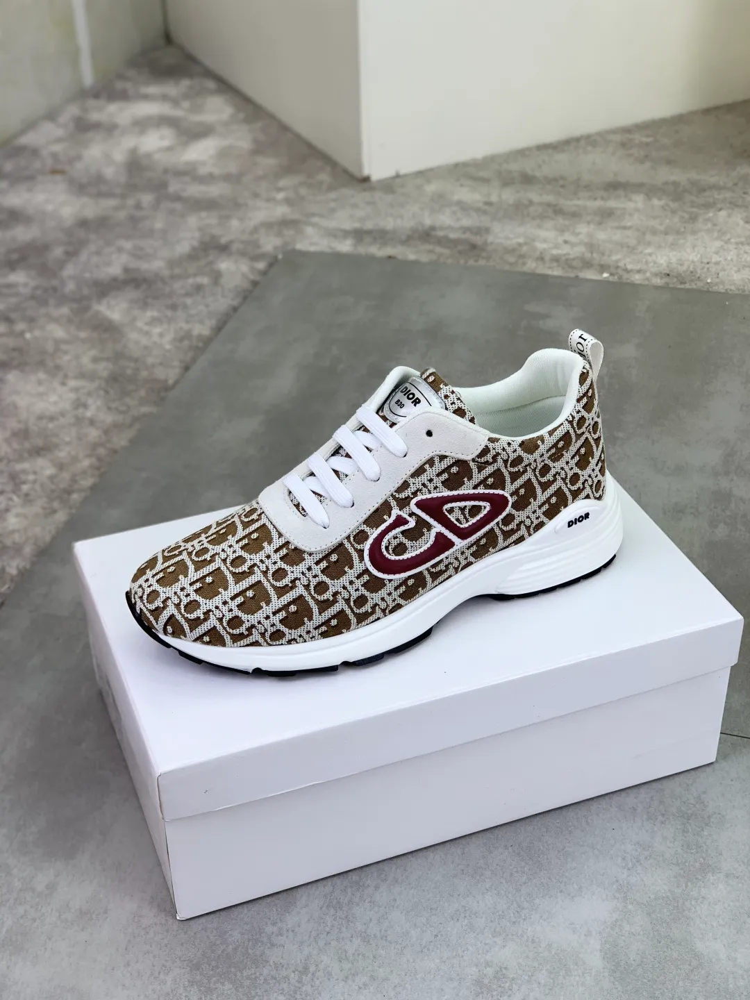 Men's shoes 💰P420 New Dior Chrono 2025 new product B30 series, in white and black fly woven series, decorated with computer-printed CD logo on both sides, star patch on the tongue and Dior logo on the heel, many details highlight the style. The interior is matched with the original color matching mesh, and the interior of the body is supported by low-temperature shaping sheets, and is filled with light feather cotton to keep the interior full and soft against the feet. The exclusive open-molded outsole adopts a one-piece molding process, so there is no need to worry about problems such as the opening and falling of sole decorative accessories. It is light and comfortable to wear, yet strong and wear-resistant. The two-color shoelaces are accessorized with exquisite metal five-pointed star pendants, creating a high-end, trendy and casual look at all times. Color: 5️⃣ colors available, code number: 38-44 (45 customized)